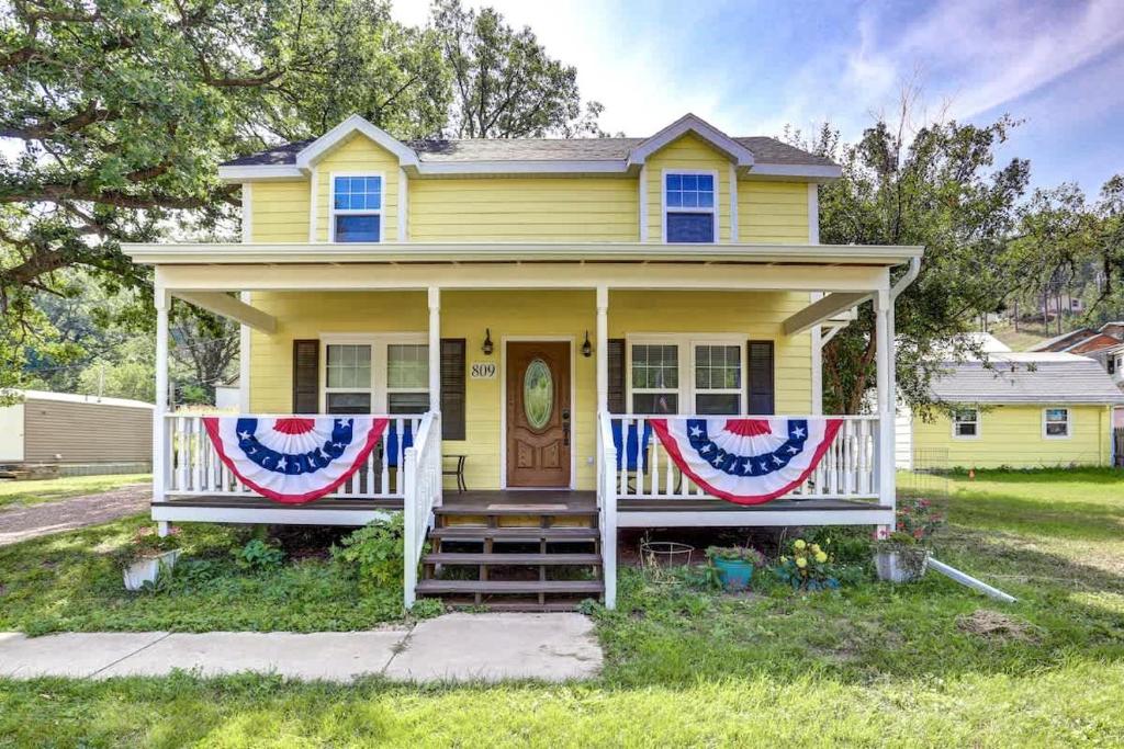 Grandma Goodnight's just 3 Miles from Mt-Rushmore, Keystone