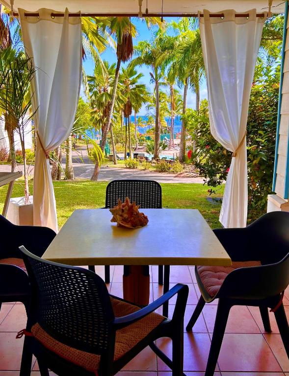 Accès direct Plage et Piscine, Vue Mer et Cocotiers, Les Gwada Studios, Village Vacances Ste Anne, Sainte-Anne