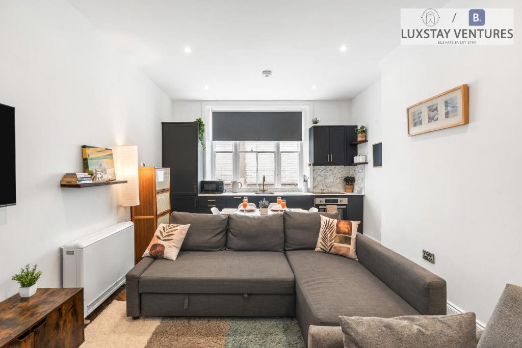 Free Secure Small Car Park - Sleeps 6, City Centre Apartment with Lift Access - 5 Mins Walk to Beach and Station, Brighton & Hove