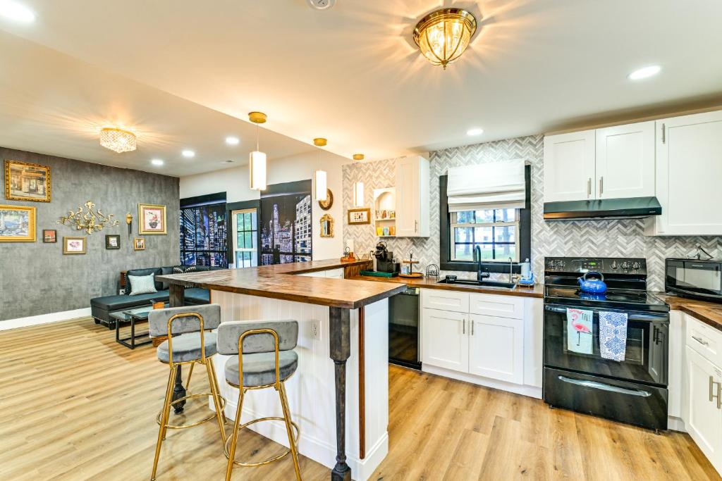 Weekend Getaway in Cornelius Walk to Dining!, Cornelius