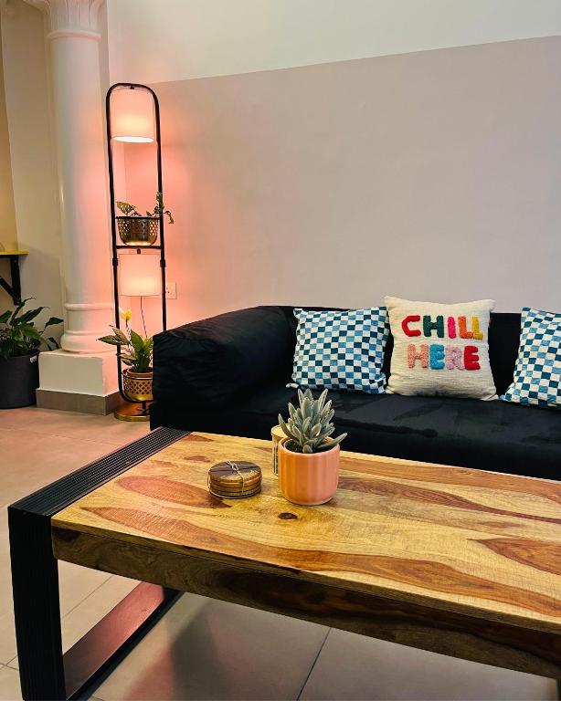 10-Min Walk to Triveni Ghat & Ganga Aarti - 2BR Heritage Stay at Shankar Bhawan, Rišikéš