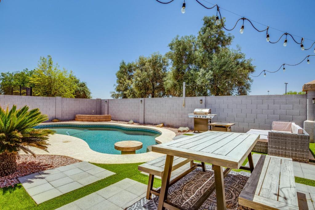 Fenced-In Pool and Patio Gilbert Home!, Gilbert