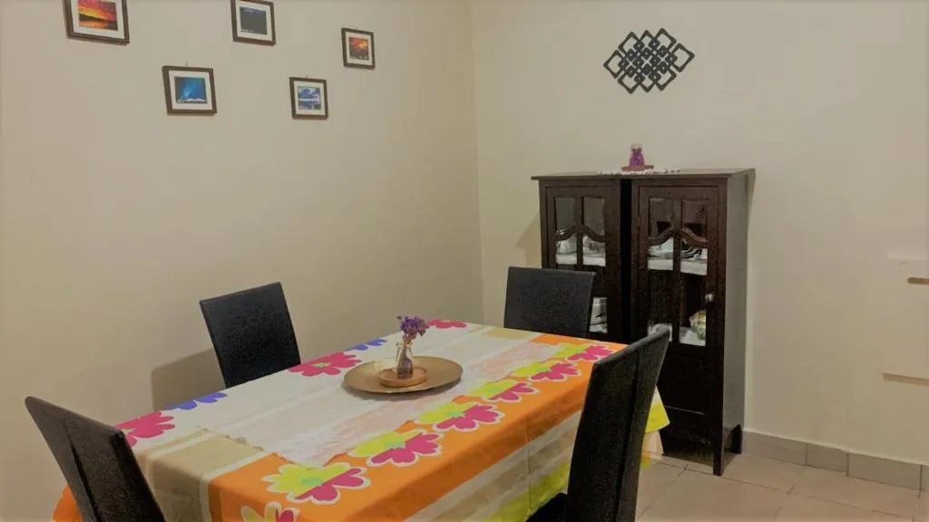 Apartamentos independientes, frente al Coliseo JRA, hotel en Sucre
