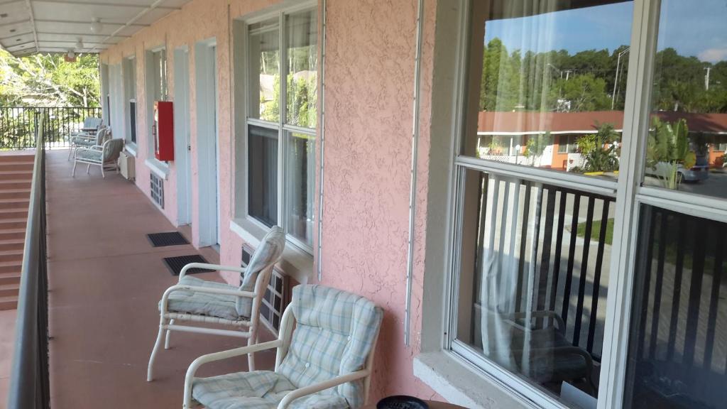 Conty's Motel photo