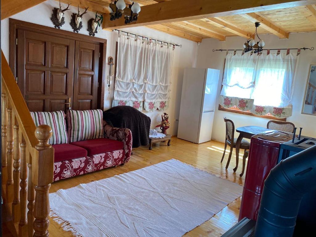 Hunting Lodge, Dealu