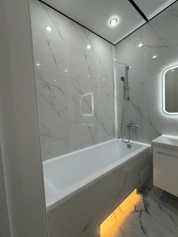 Одна комнатная студия посуточно Жк Megapolis, Astana