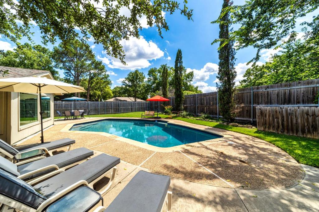 Private Pool, Entire House, In the Center of DFW, North Richland Hills