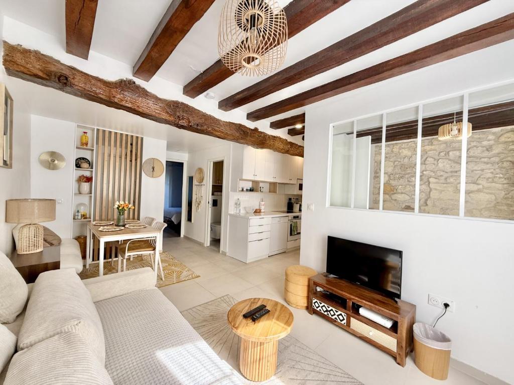 Paris center near Notre Dame 2 bedrooms with Balcony - 2