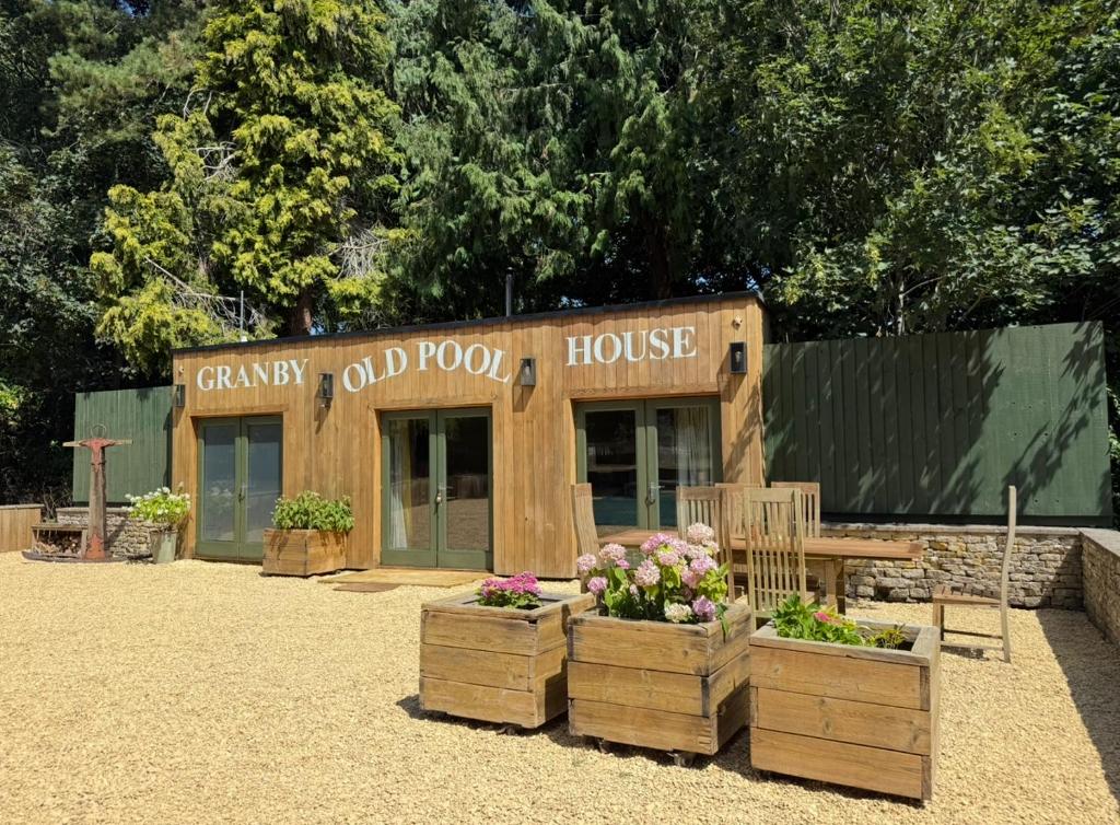 The Old Pool House, Stylish Large Studio in Private Country Estate with Air Con, Bradford on Avon