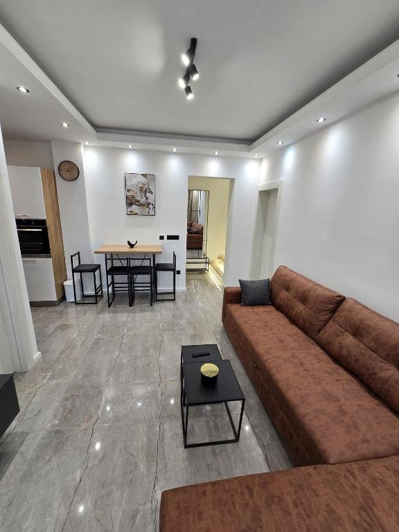 Suite M, Livno