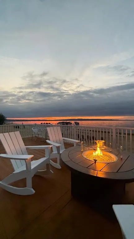 The Baywatch Resort, hotel in Traverse City