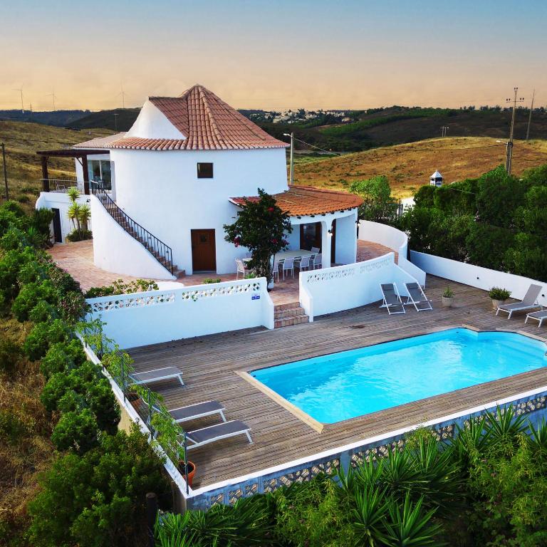 Algarve Windmill, Villa and Pool 2000m to the Beach, Figueira