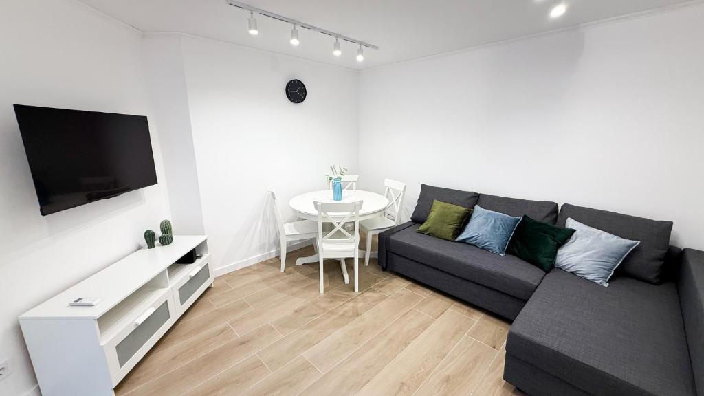 102 - Beachside Renovated 1BR apt w private garden - 2