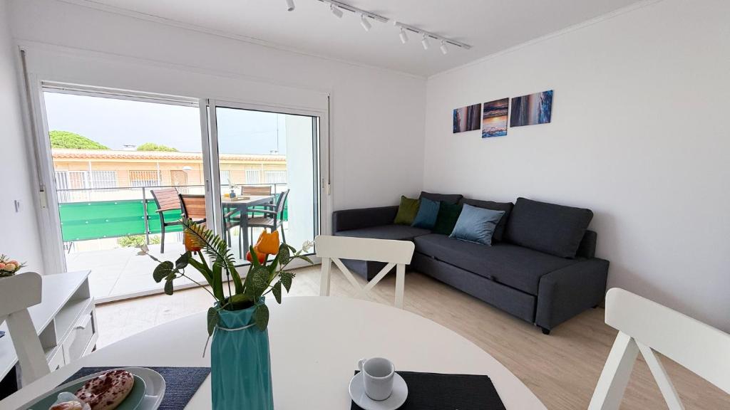 105 - Beachside Renovated 1BR apt 5 min from Beach - 2