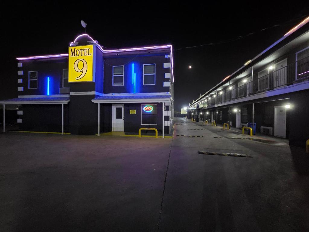Motel 9, Laredo