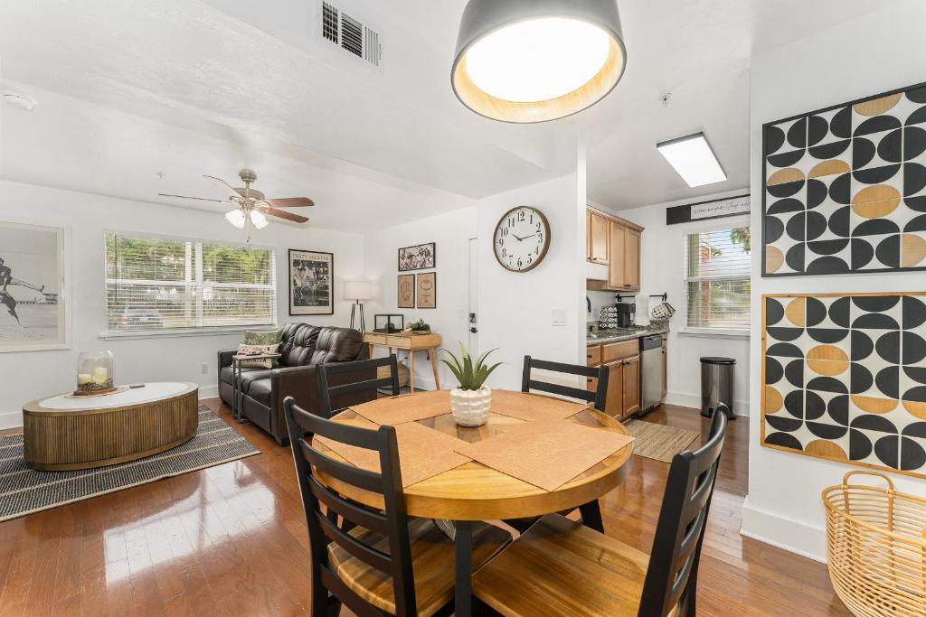 Gator Suites - Near UF, Shands & VA!, Gainesville