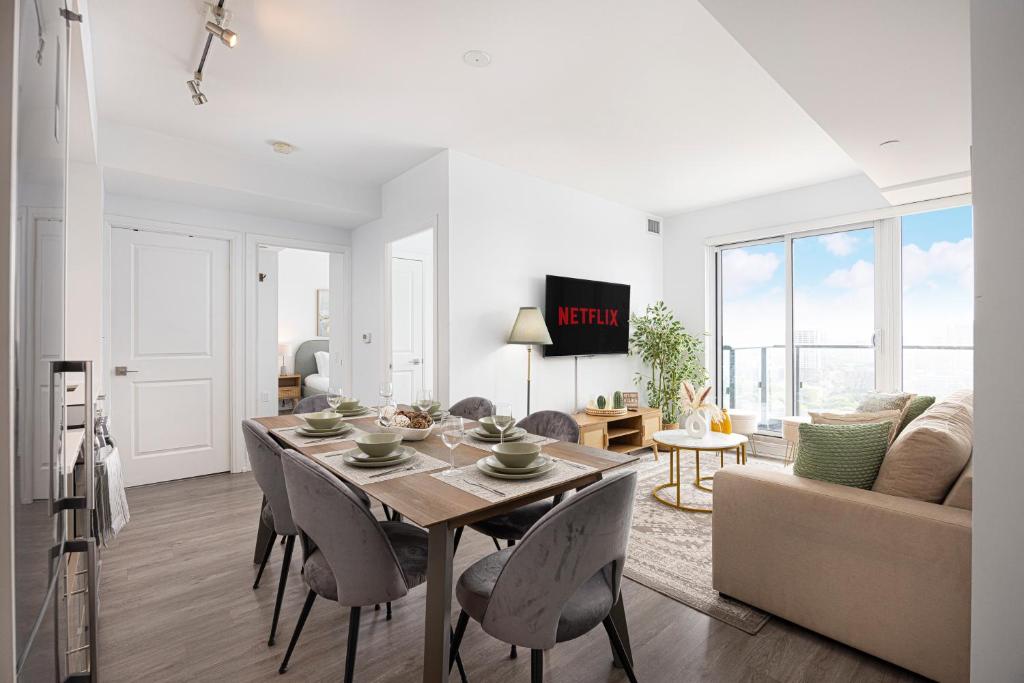 Luxury & Modern Suite - Right by Dundas Square, Toronto