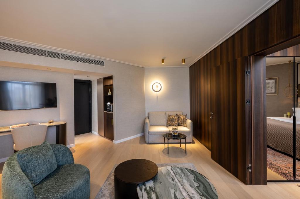 Shared lounge/TV area