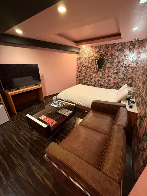 Nuda by H-Seven (Adult Only)