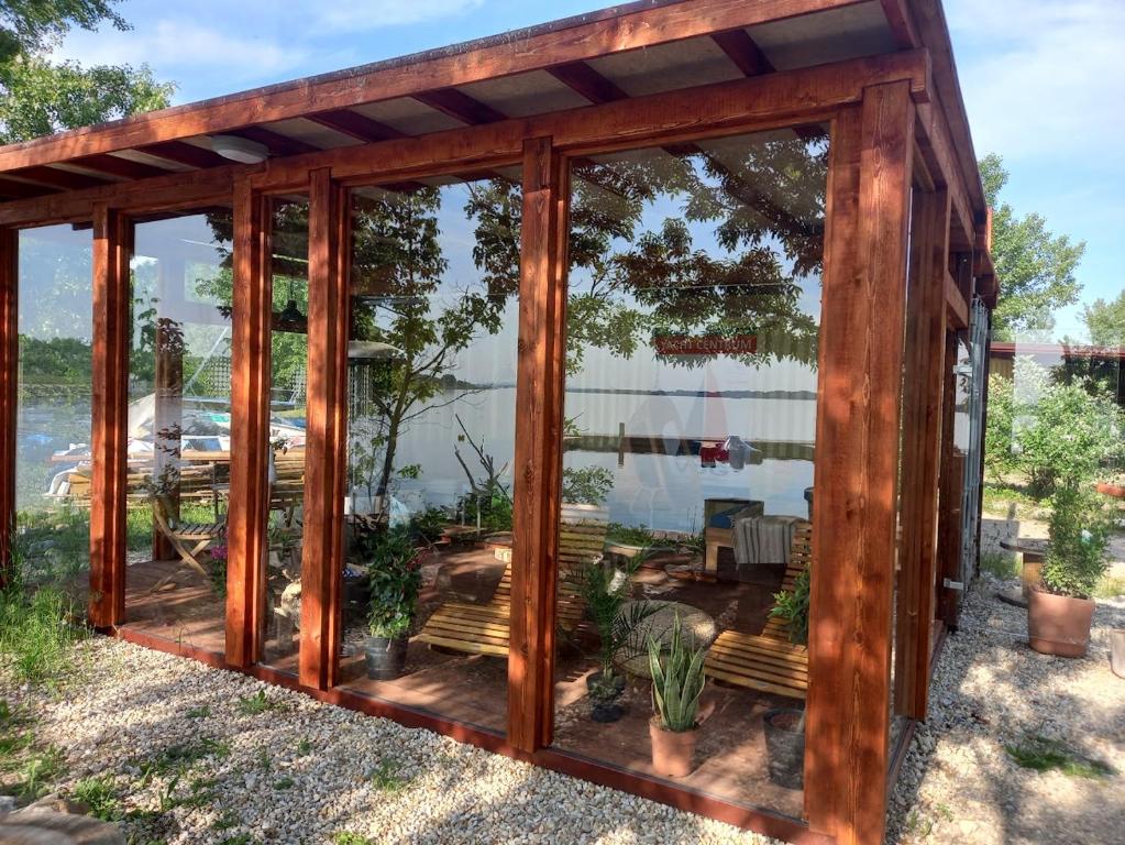 Cozy river-view suite, Šamorín