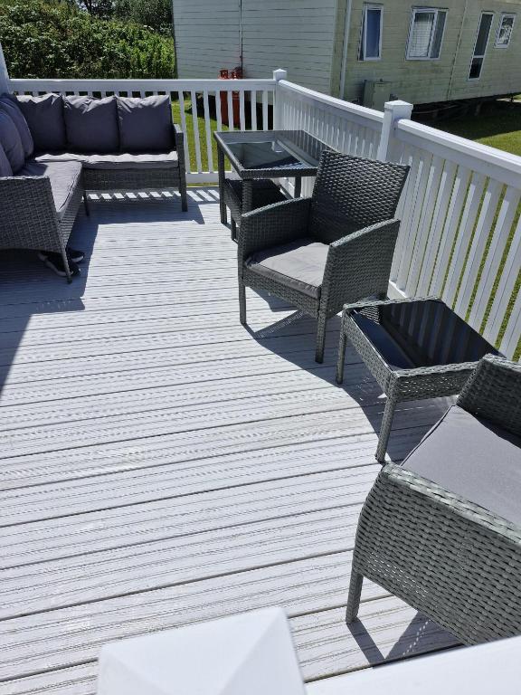 Superb 8 Berth Caravan With Decking At Kessingland Beach Ref 90018Bv, Benacre