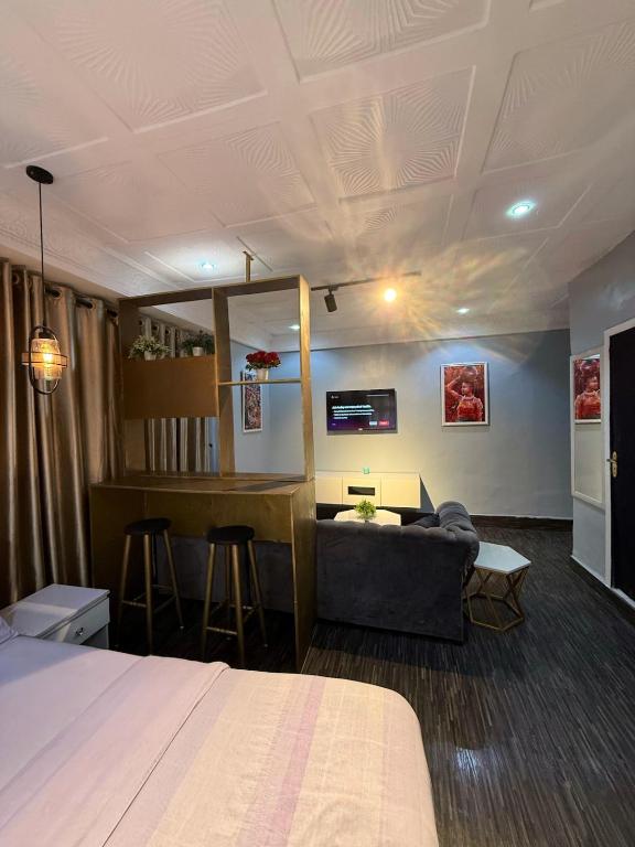 Big Studio Unit in Lekki phase 1 - Kitchen, Washer, 24-7 light, WiFi & Netflix, Lagos