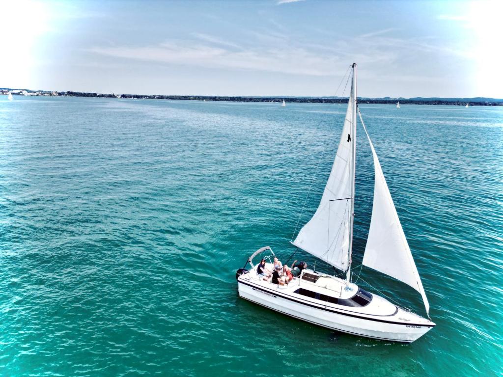 Floating Home - Übernachten auf einer Segelyacht im Hafen, Friedrichshafen
