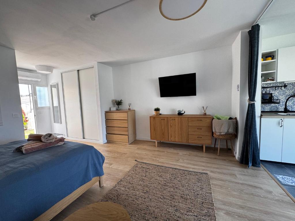 Sunny Sea Garden Apartment - 2