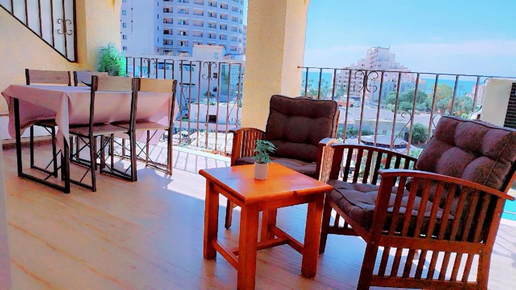 Apartamento reformado con terraza vistas al mar y a las piscinas de Magic World garaje y piscina frente a Balneario Aire acondicionadowifi - 4