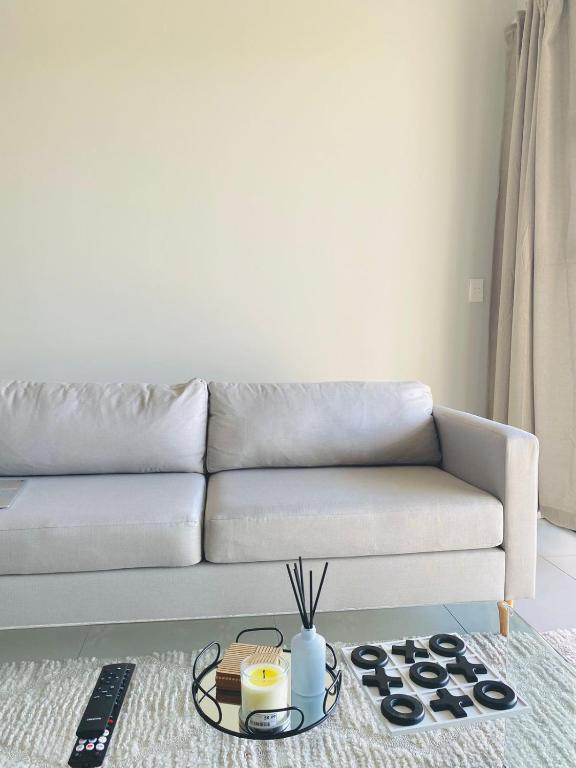 The Minimalist Hideout, Erand