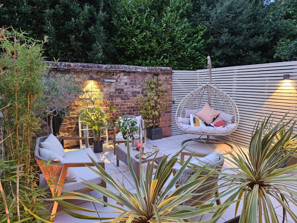 Chic Marlow Escape - Courtyard, River and Fun! Near Windsor and Henley, Marlow