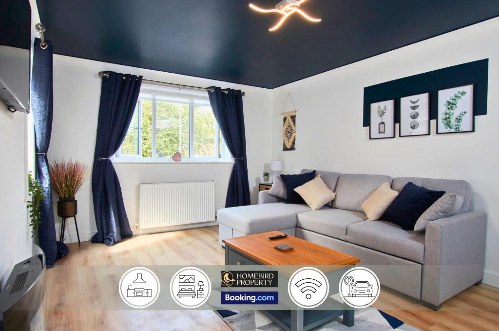 Cosy 4Bedroom House Near City Centre By Homebird Property Management Short Lets & Serviced Accommodation Leeds With Private Parking & Garden, 利兹