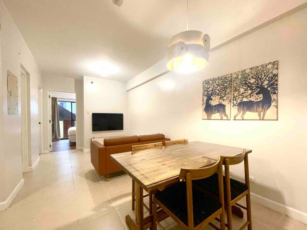 2BR @ The Redwoods near SM Fairview w Free Parking, Manila