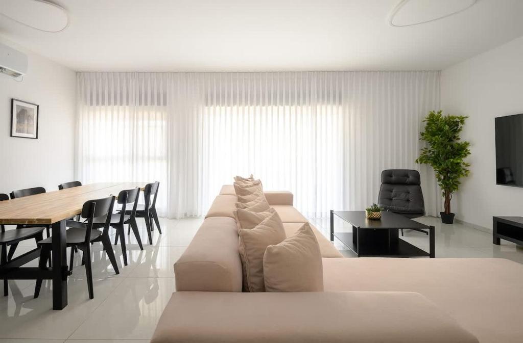 Most perfect 4-BDR with jacuzzi BY MadrigalRentals, Qiryat Ata