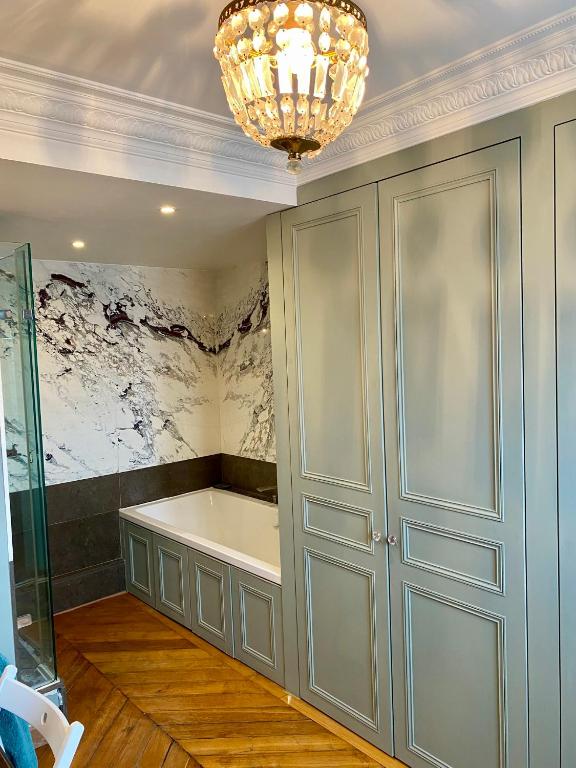 Luxury Marais Apartment with Authentic Parisian Flair - 4