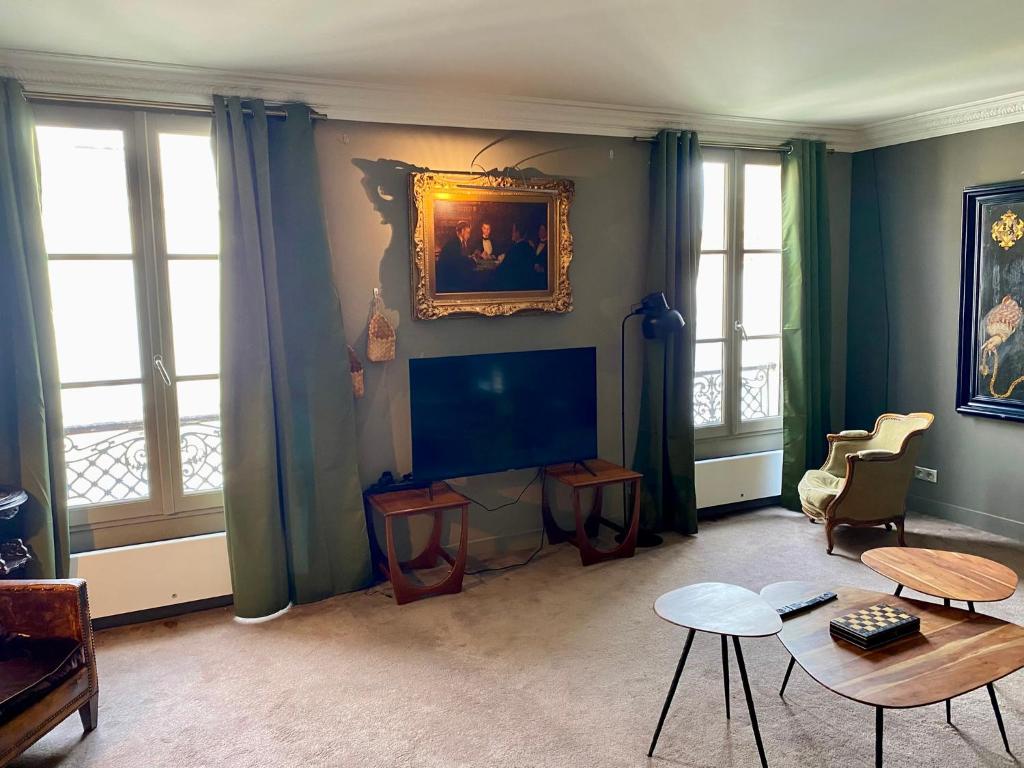 Luxury Marais Apartment with Authentic Parisian Flair - 5