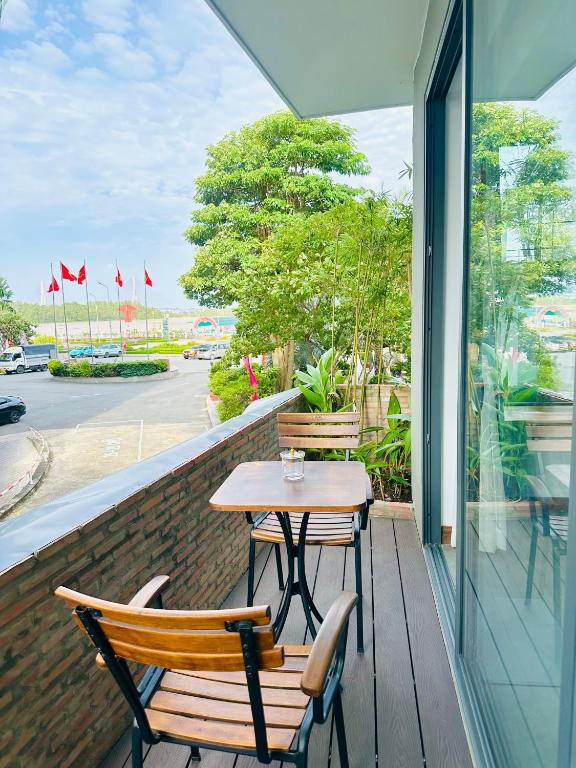 202MSNK Luxe Studio w Balcony &#038; Kitchen