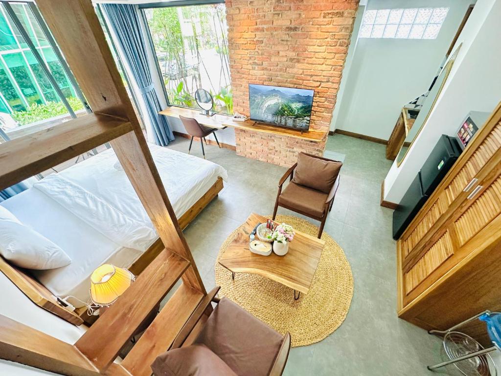 202MSNK Luxe Studio w Balcony &#038; Kitchen