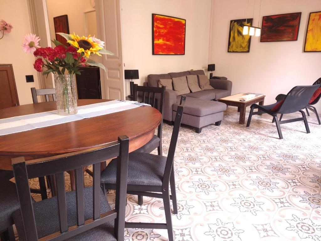 Spacious aptmt close to Pl Universidad and Pl Catalunya, 2,5 bedrooms, balcony, heating, elevator Min 31 nights - 2