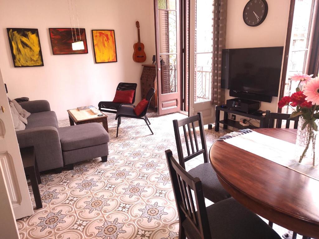 Spacious aptmt close to Pl Universidad and Pl Catalunya, 2,5 bedrooms, balcony, heating, elevator Min 31 nights, Barcelona