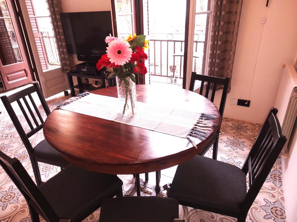 Spacious aptmt close to Pl Universidad and Pl Catalunya, 2,5 bedrooms, balcony, heating, elevator Min 31 nights - 5