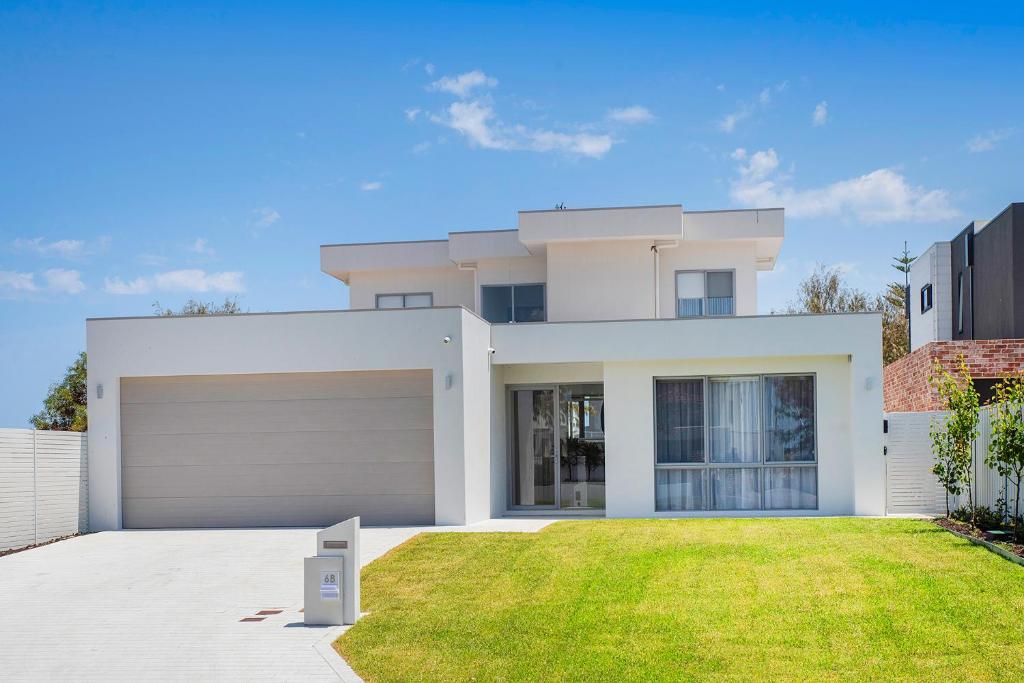 Pebbles by the Sea, Geographe