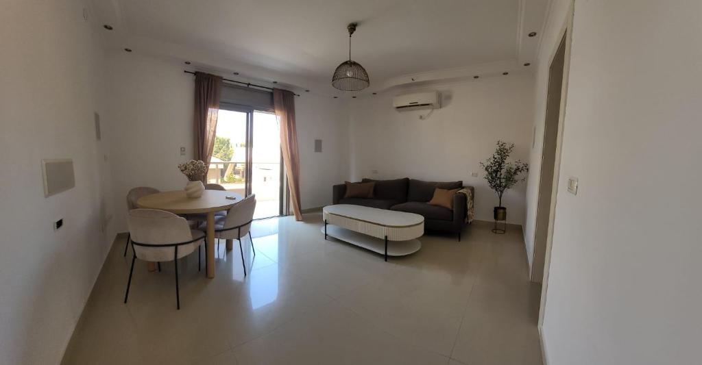 Cozy Apartment with Terrace Near Beach & City Netanya, Netanya