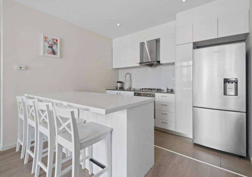 Modern Apartment with City View, Melbourne