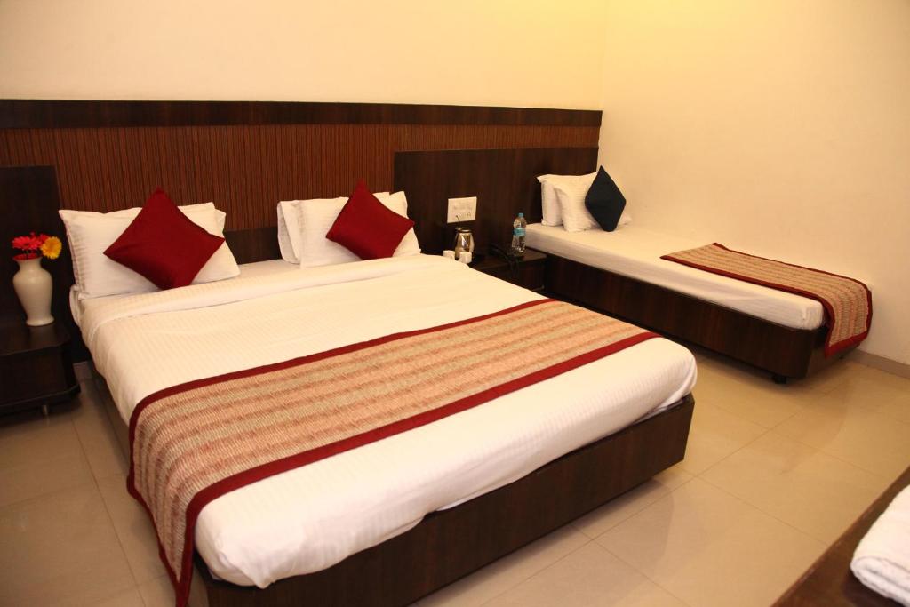 Hotel Sai Ramanand photo