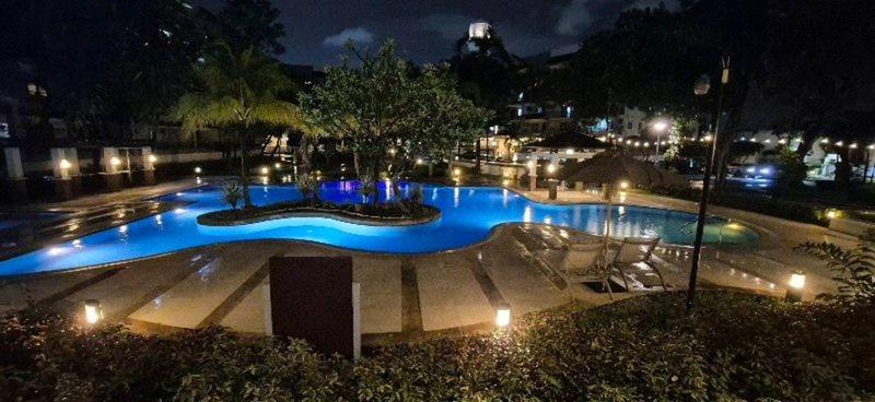 JeweIs Homey Place -2br in a resort-like condo, Manila
