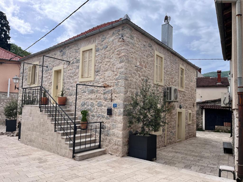 Tri srca 2 - De Luxe 2, Trebinje