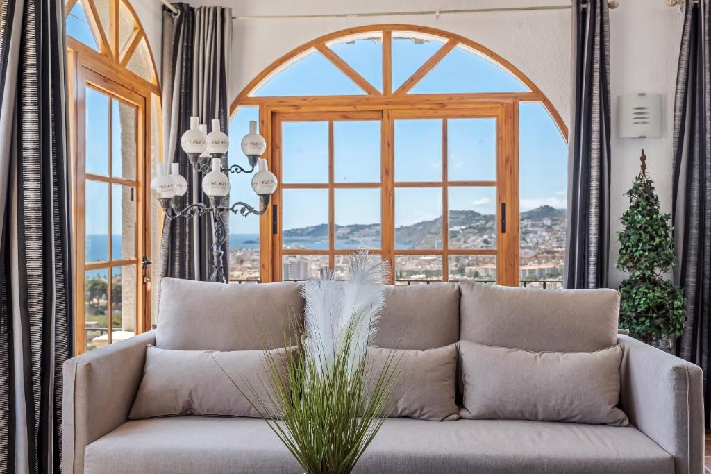 Exclusive Villa with Panoramic Views and Private Pool - 2