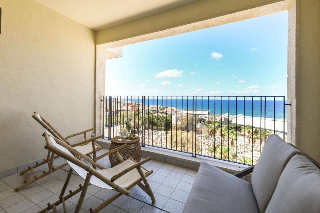 Serene Studio Apt w Balcony Overlooking the Sea with Shelter by Sea N' Rent, Tel Aviv