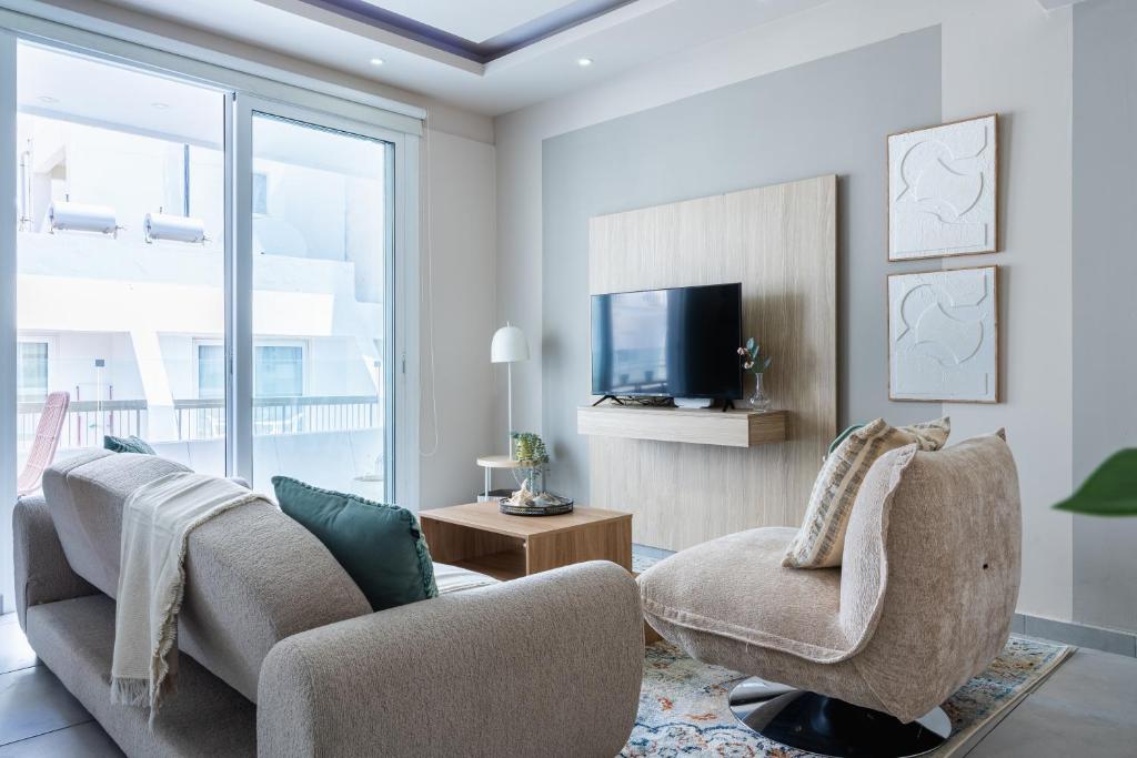 Beach Daze 1-BR Apt By Finikoudes Beach, Larnaka